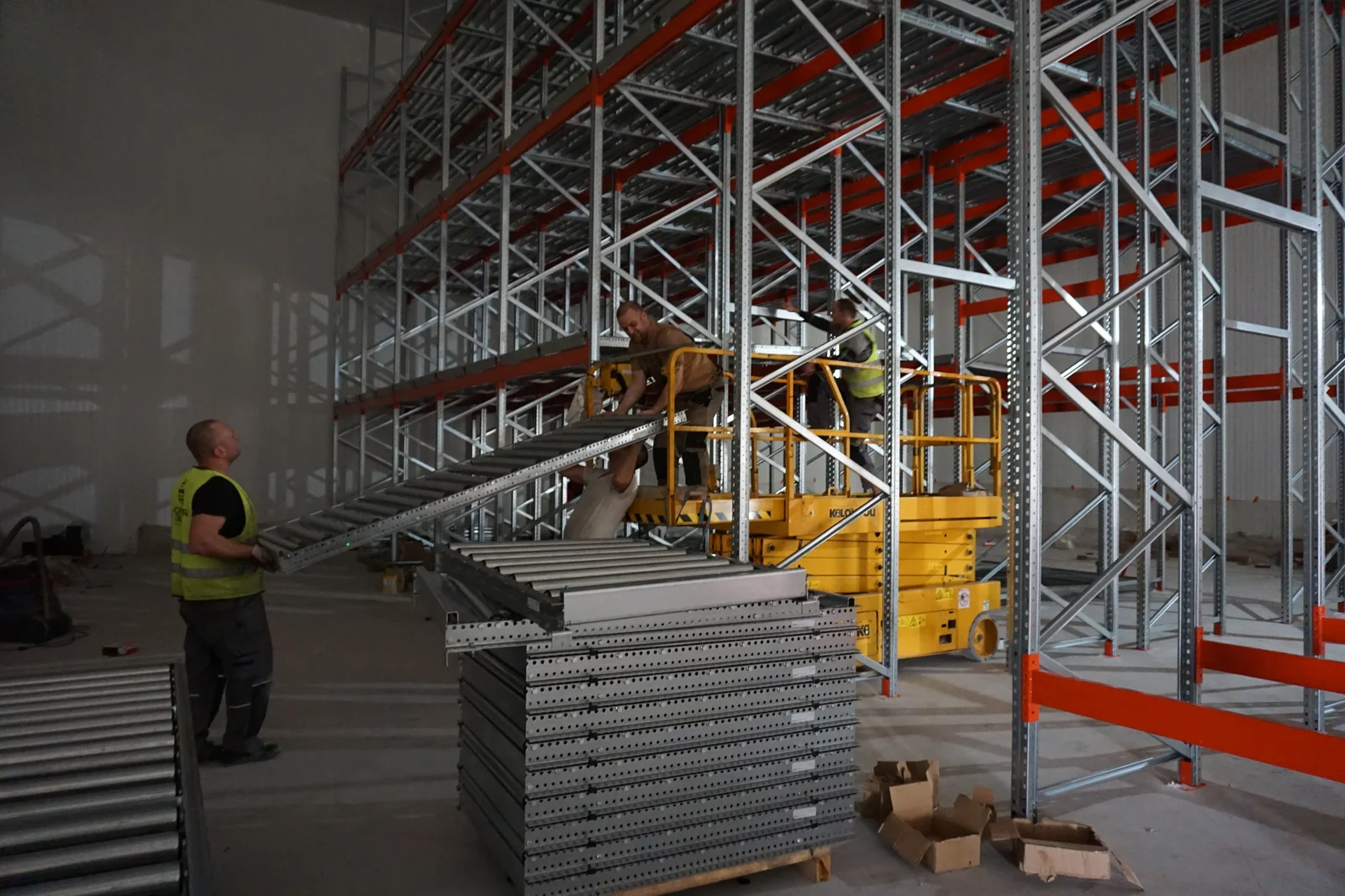 Rayonnage d’entrepôt industriel avec stockage palettes et picking